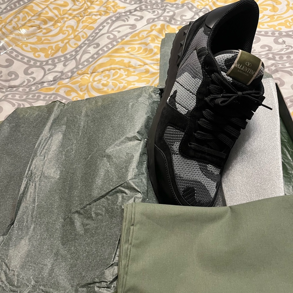 Fila sweatsuit and Gucci loafers and Valentino sneakers all new - Picture 5 of 6